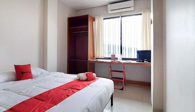 RedDoorz Plus @ Bitung City Center
