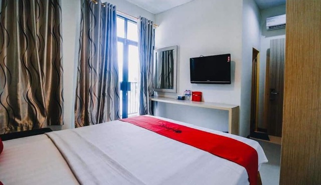 RedDoorz Plus near Sultan Hasanuddin Airport