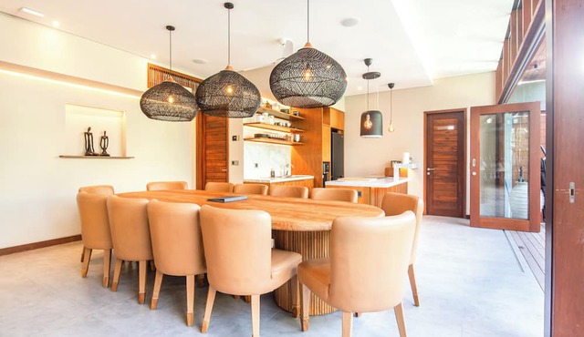 Luxury 6BR Canggu 400m to Finns Beach in Canggu