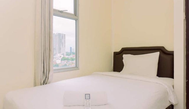 Modern Look And Homey 2Br At Great Western Resort Apartment