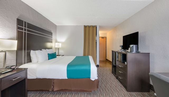 Best Western Waukesha Grand in Pewaukee