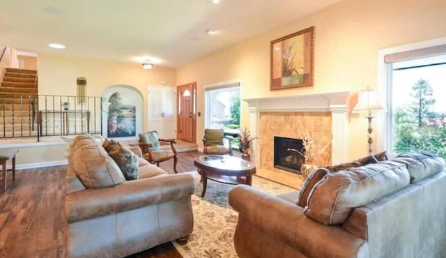 Romantic Spanish 7 BR Villa with Hot Tub, sleeps 17 in Castro Valley