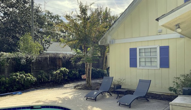 Central location to EVERYTHING! Fenced private use pool! in Saint Simons Island