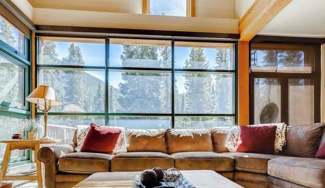 Luxury 3 Bed/3bath-Townhome, River Behind, hot tub in Keystone