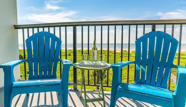 Sunny beachfront condo in Galveston