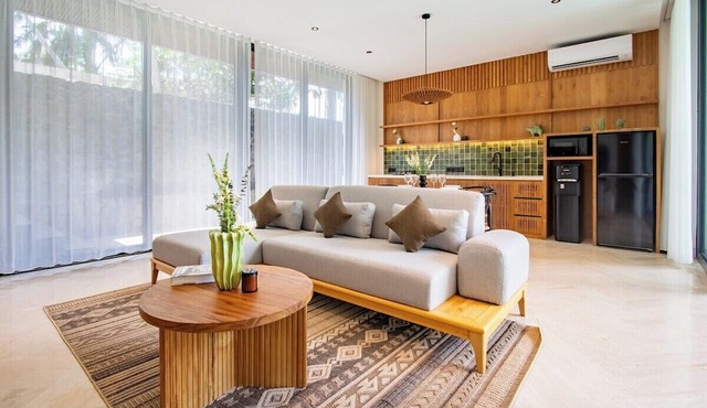 Tropical 3BR Hideaway with Huge Pool, PARQ Access in Kecamatan Ubud