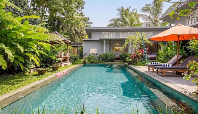 Tropical 4BR Oasis w Huge Pool+Gazebo, Ubud's Best in Kabupaten Gianyar