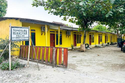 RedDoorz at Penginapan Riansah Ujunggenteng Sukabumi in Ujunggenteng