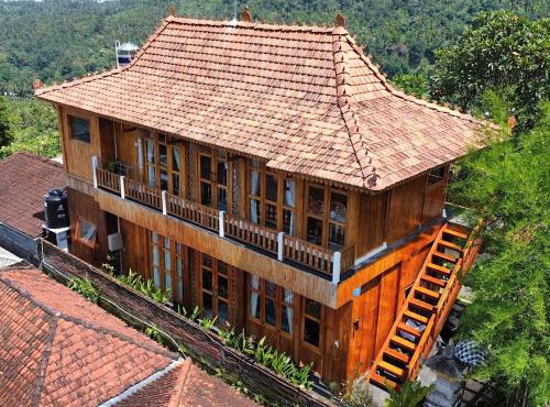 Mayong Awan Cita in Munduk
