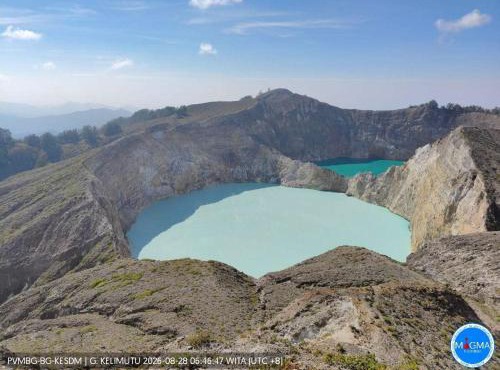 Daniel Lodge and Travel in Kelimutu
