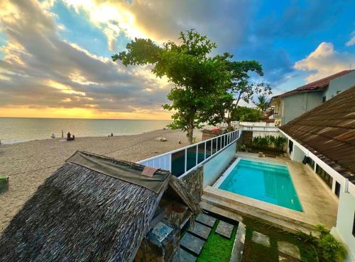 Beachfront Oasis Private Pool and Local Culture in Montongbuwoh
