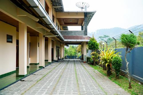 RedDoorz near Lokawisata Baturaden in Purwokerto