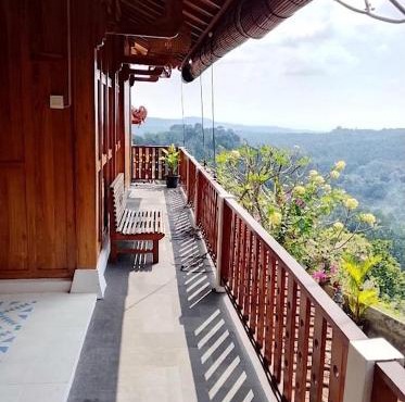 Mayong Awan Cita in Munduk