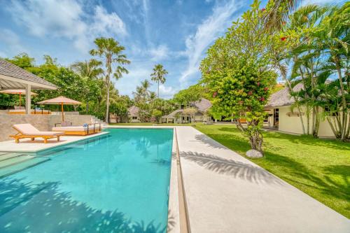 Spacious 2 Villas combined 9 bedrooms 2 pools in Seminyak