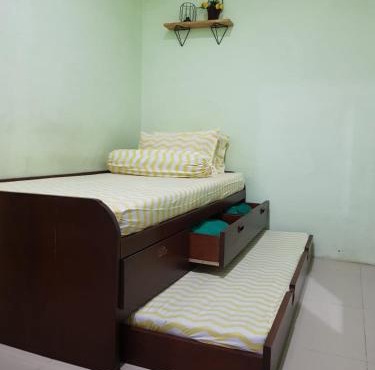 Rumah Luas isi tiga Kmr dan banyak tempat tidur