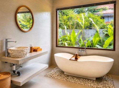 Daneswara Tropical Stay Bathtub Near Ubud