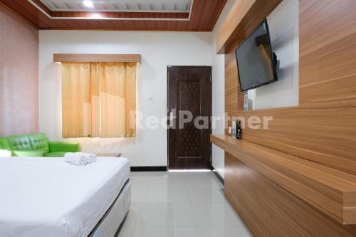 As Waru Hotel RedPartner in Palang-Putih