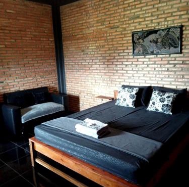 Beachfront Guest House Pacitan in Tamperan