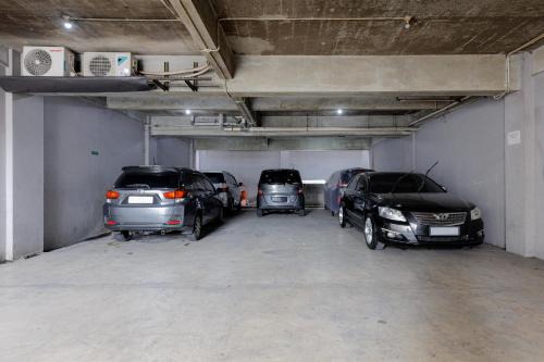 RedDoorz Plus near Green Pramuka Square Mall in Jakarta