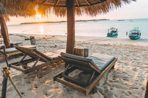 Villa Dot -Beach Front and private pool villa in Gili Islands