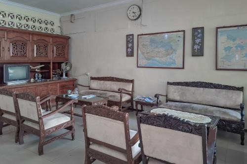 RedDoorz Syariah at Hotel Adi Sederhana near Stasiun Jatibarang in Sleman