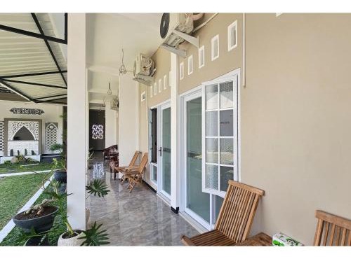 Guest House Saqeena Syariah Near Blitar Park RedPartner in Blitar