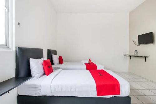RedDoorz Plus near Galaxy Mall in Watulawang