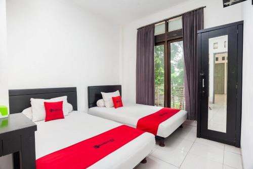RedDoorz Syariah near Grand Galaxy Park in Ceger